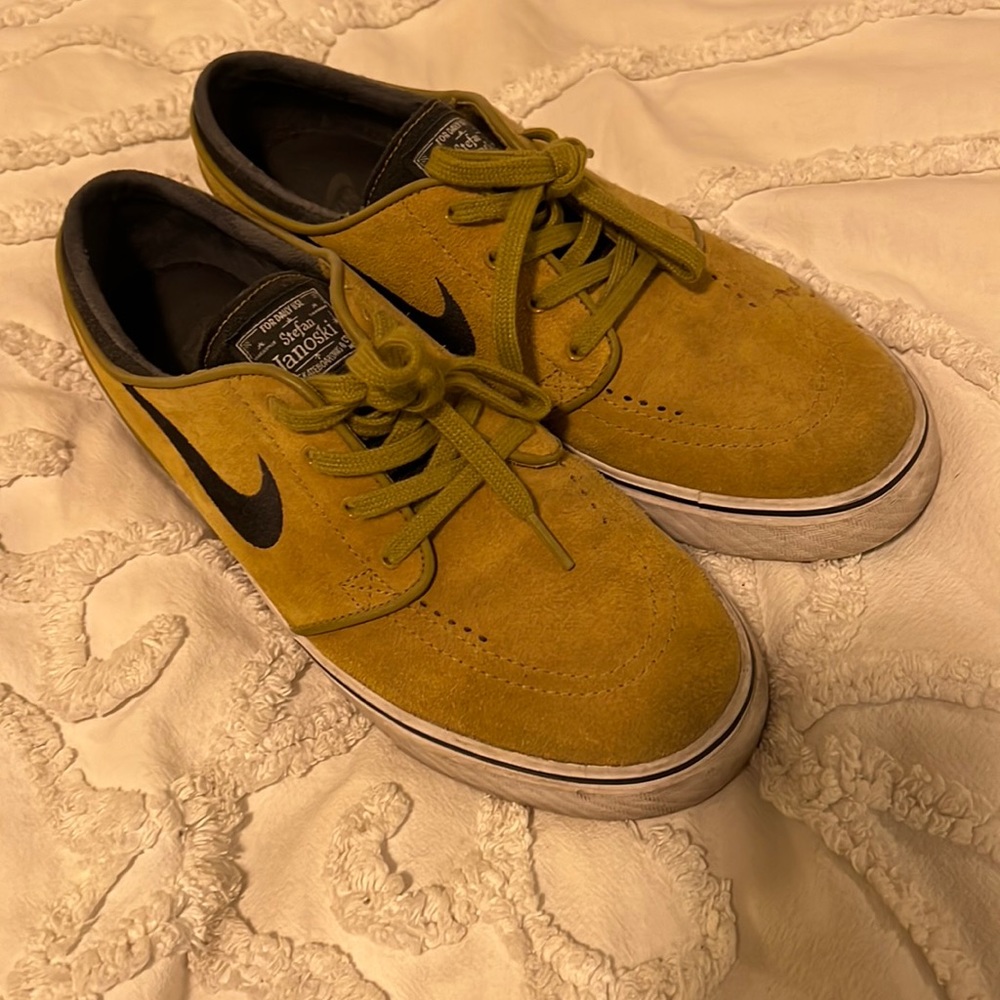 Janoski shoes size 9